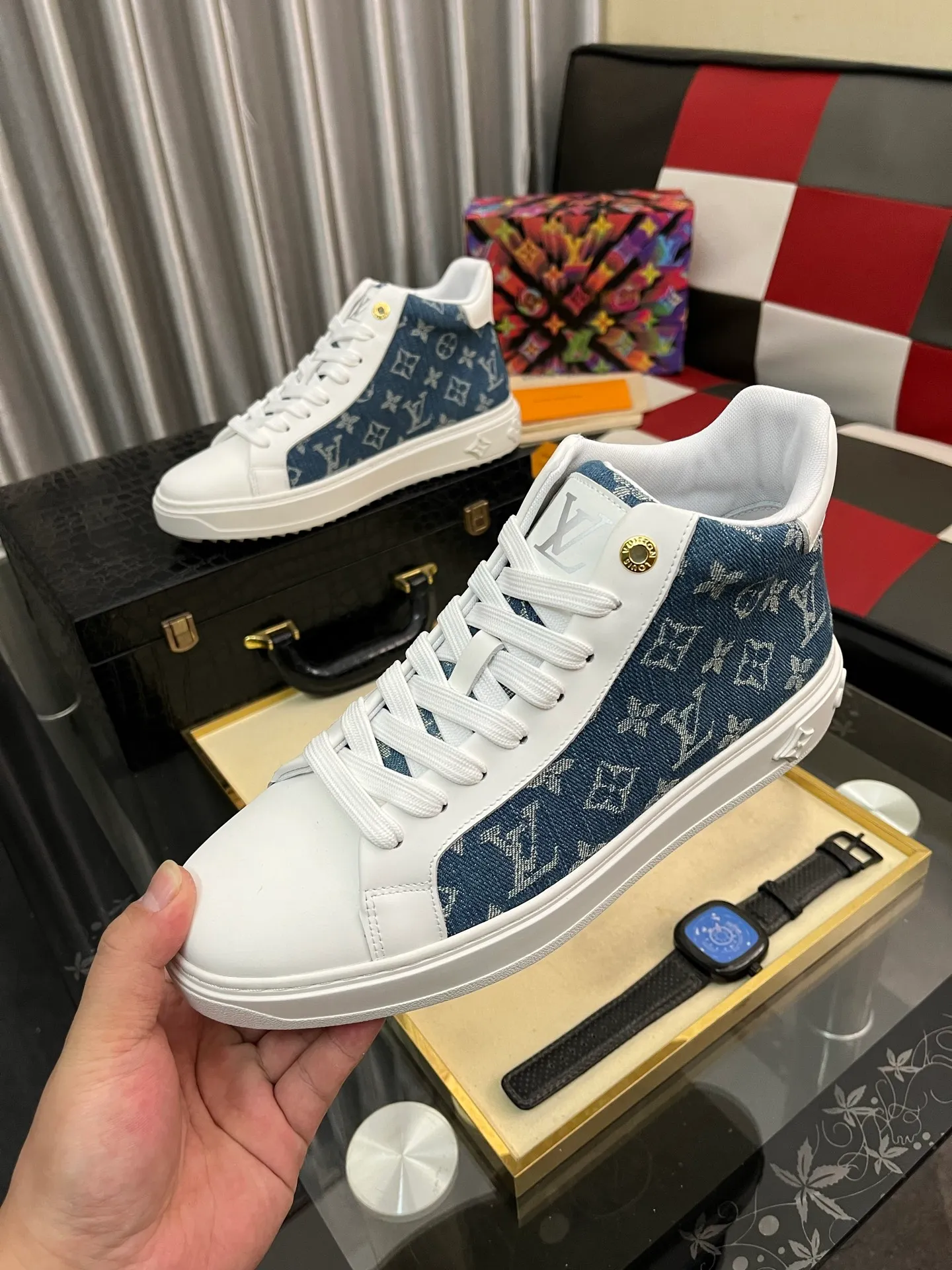 Men's shoes 💰: 560⌚️⌚️ Louis vuitton/LV Louis Vuitton 》Original quality.~ Unique modern style sneakers. 🏃A must-have casual shoe for trendy men😍😍 Original brand imported from Italy, imported original leather, sheep lining (refuses to discolor and grind feet) Sole: Original sole provided by the original factory, French lazy style design ⚠️Fit to the feet, original quality, super comfortable original sole. Code number: 38-444⃣️Color optional
